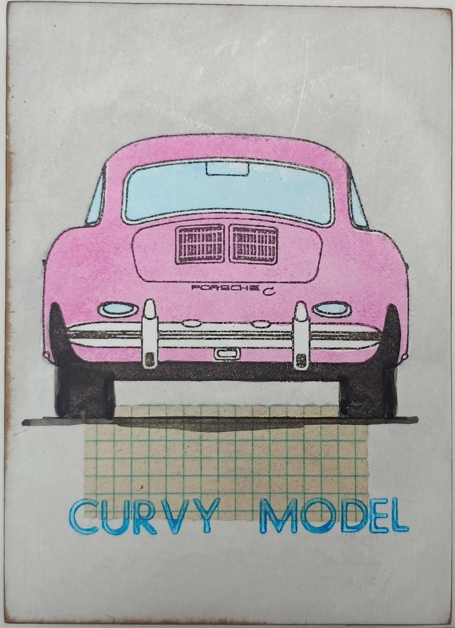 Objektkunst von Jan M. Petersen -curvy model- zeigt einen Porsche 356 C von hinten in leuchtendem Rosa, mit hellblauer Heckscheibe, auf hellem Grund.