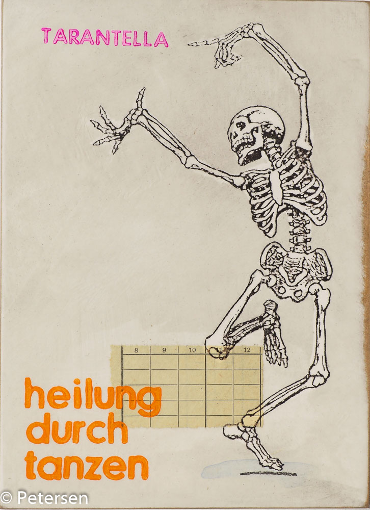 Objektkunst von Jan M. Petersen -heilung durch tanzen- auf hellem Grund ein tanzendes Skelett in dynamischer Pose, darunter der Bildtitel in orangefarbenen Lettern.