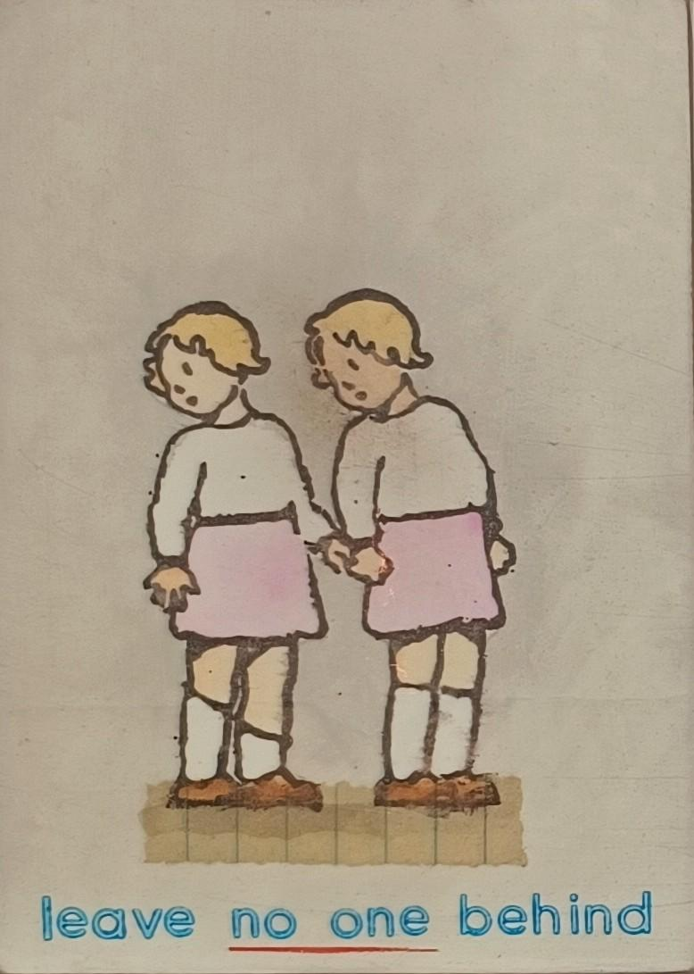 Objektkunst von Jan M. Petersen - Auf grauem Grund zwei Kinderfiguren im Zeichenstil der 1950er-Jahre, beide stehen nebeneinander in weißen Hemden und rosa Röcken, die eine Figur hält die Hand der anderen.