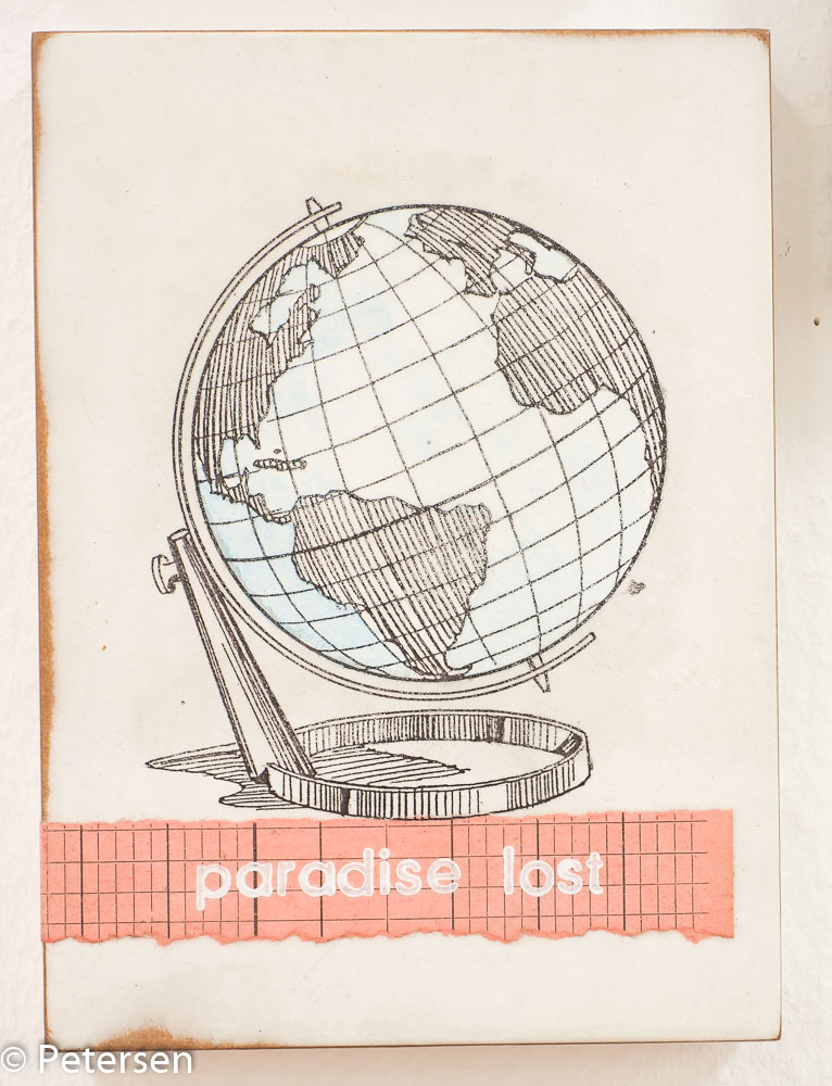Objektkunst von Jan M. Petersen -paradise lost- Tischglobus in Schwarz mit hellblauer Färbung der Meere auf beigem Hintergrund, darunter der Bildtitel auf rotem Papier aufgebracht.