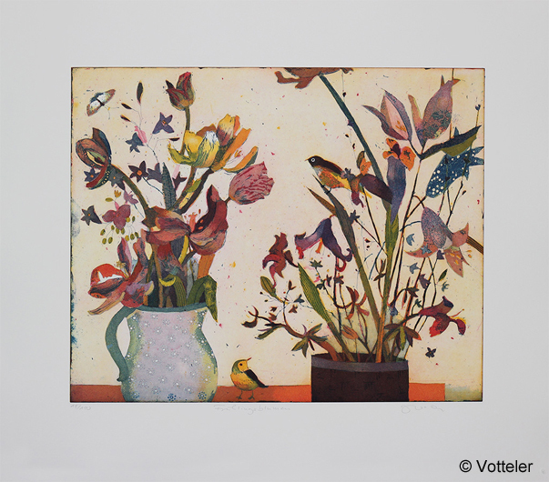 Farbradierung -Frühlingsblumen- von Jutta Votteler, zwei Vasen, randvoll mit Frühlingsblumen, Links ein weißer Krug mit Tulpen in Rot, Gelb und Lila, rechts ein dunkler Topf mit schlanken Blüten – und überall dazwischen kleine Vögel und Schmetterlinge