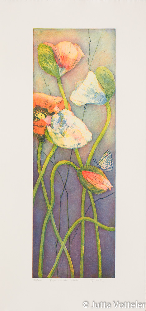 Farbradierung -Träumender Mohn- von Jutta Votteler -Mohnblüten und -knospen in zartem Rosa, Orange und Weiß recken sich auf geschwungenen Stielen in einen lavendelblauen Grund, ein kleiner Schmetterling ruht auf einer Knospe.