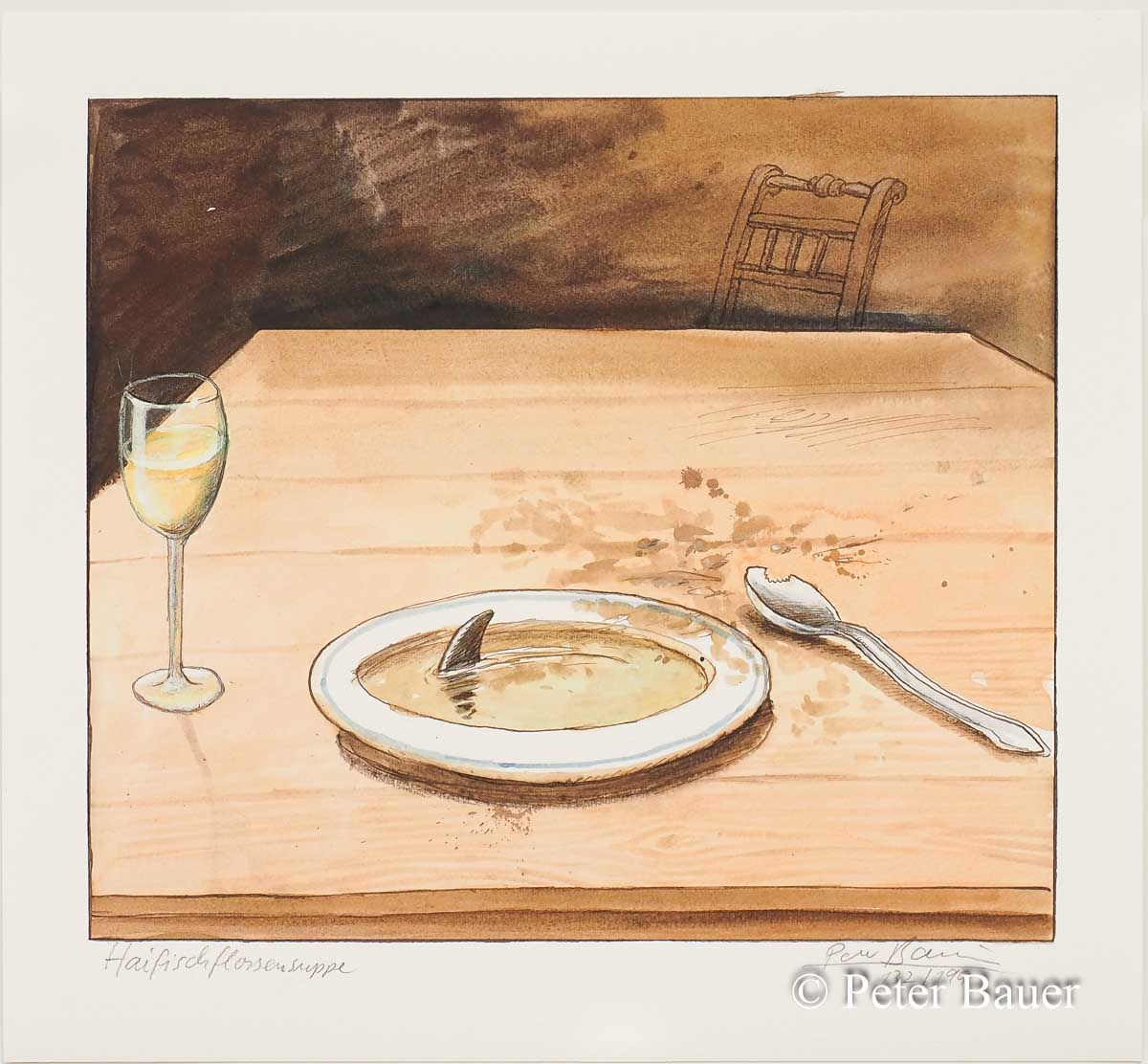 Der Fine-Art-Print von Peter Bauer Haifischflossensuppe zeigt einen gedeckten Tisch mit einem Suppenteller, aus dem eine Haifischflosse ragt – der Löffel liegt angebissen daneben.