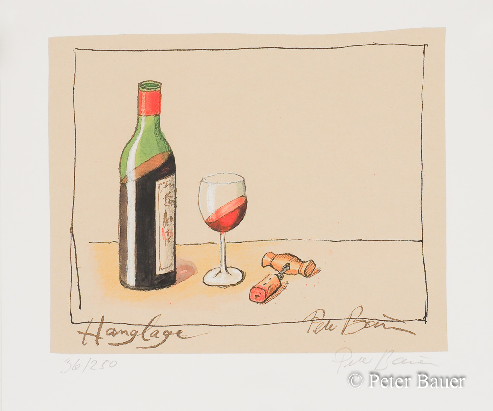 Giclee-Print "Hanglage" von Peter Bauer zeigt ein Stillleben mit geöffneter Weinflasche und Rotweinglas, in beiden Behältnissen ist der Wein schräg im Glas.
