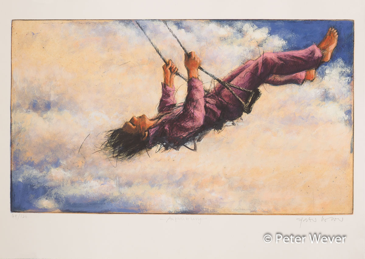 Radierung von Peter Wever -Aufschwung- Ein Mensch schwingt auf einer Schaukel hoch über den Wolken, der lila Anzug bläht sich im Fahrtwind, die Haare fliegen, die Füße strecken sich in den blauen Himmel.