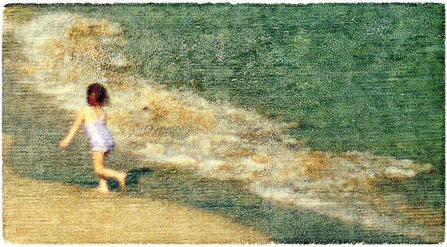 Foto-Mischtechnik von SPOXO -Die Welle- Ein Kind läuft vor einer heranrollenden Welle, ein flüchtiger Moment voller Leichtigkeit und Kindheitsfreude.