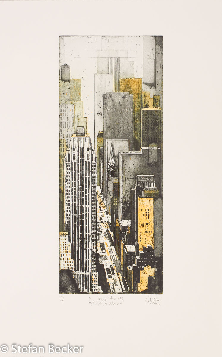 Die Radierung von Stefan Becker zeigt die 5th Avenue aus der Vogelperspektive – Empire State Building und Chrysler Building ragen aus dem dichten Raster der Midtown-Hochhäuser heraus.
