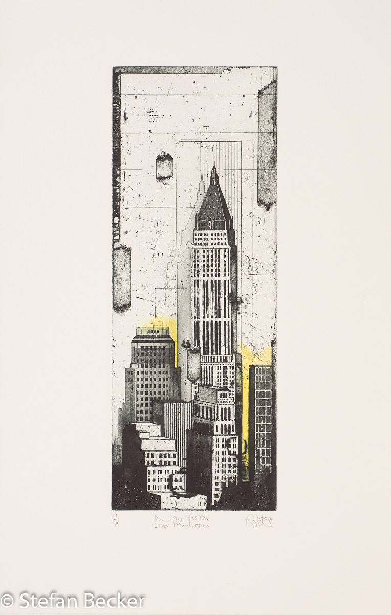 Schmale hochformatige Radierung von Stefan Becker mit dem New Yorker Manhattan in schwarz-weiß und gelb.