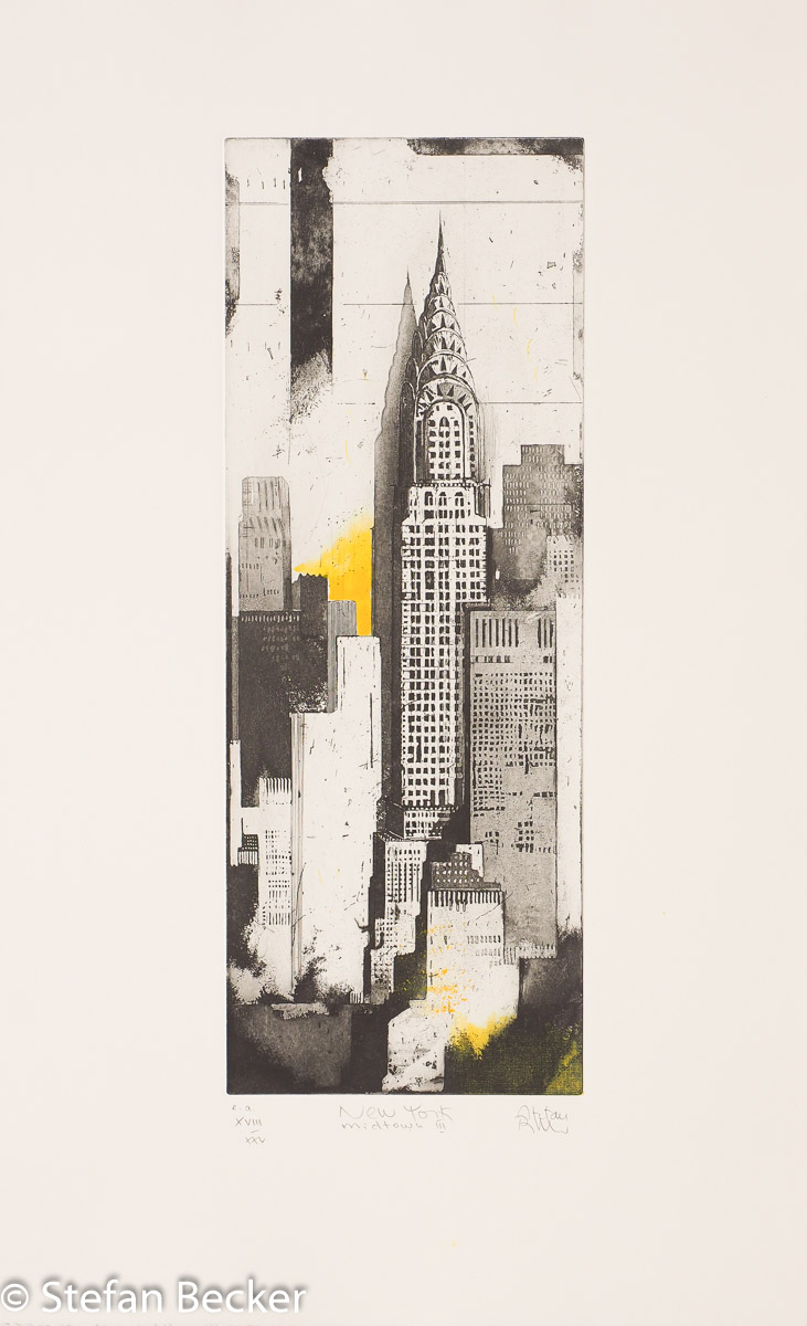 Stefan Becker Radierung -Midtown III- Chrysler Building steht im Zentrum der hochformatigen Radierung und erhebt sich über die dichte Kulisse Midtown Manhattans.