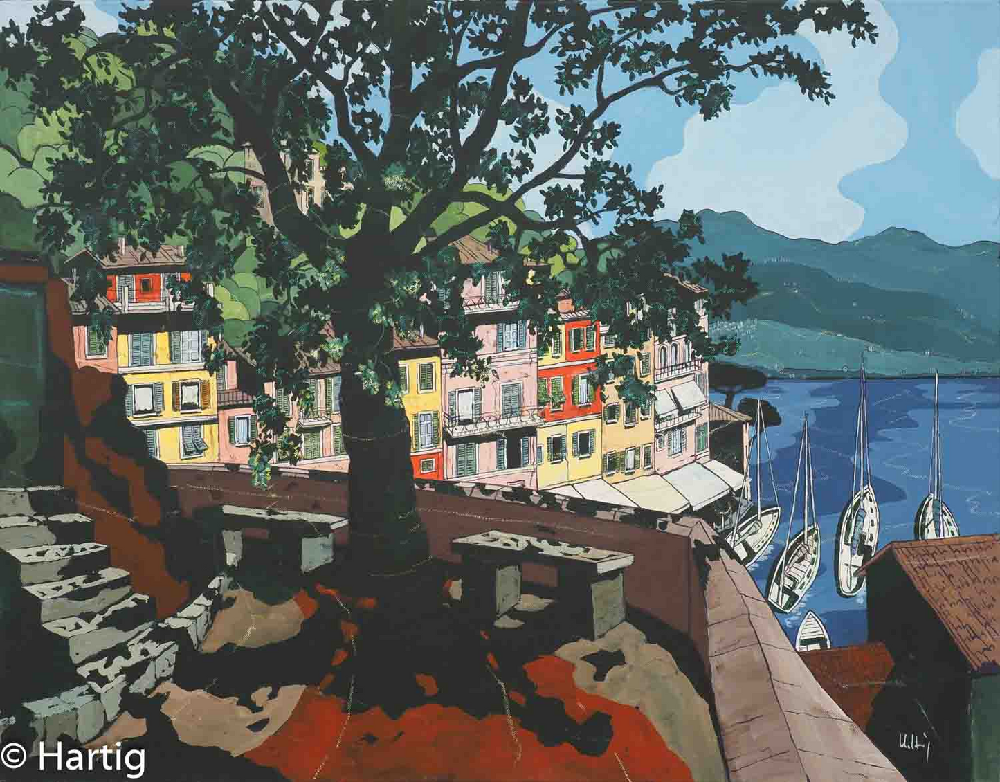 Ulrich Hartig -Ricordo di Portofino- bunte Fassaden in Gelb, Rosa und Rot drängen sich am Ufer, dahinter liegen Segelboote im Wasser, im Hintergrund grüne Hügel.