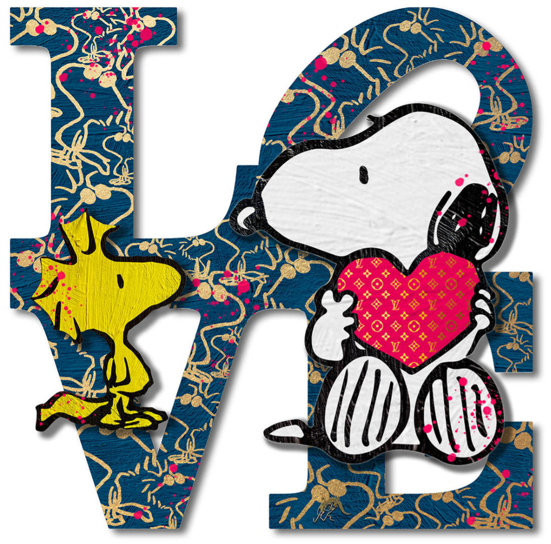 Objektkunst von Devin Miles mit LOVE als Buchstaben, davor Snoopy mit Herz in der Hand, der zu Woodstock schaut.