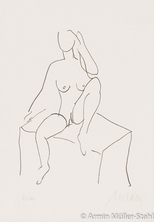 Lithografie von Armin Mueller-Stahl -Akt auf Stein- eine nackte Frau sitzt auf einem kubischen Sockel und erhebt eine Hand zum Kopf, alles mit einfachen schwarzen Linien groß gezeichnet.