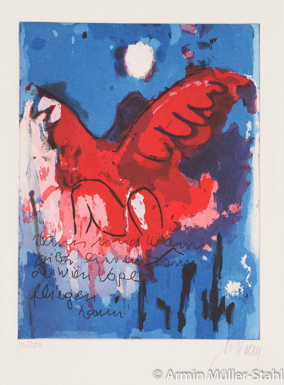Abstrakte Radierung von Armin Mueller-STahl -Ein roter Vogel fliegt im blauen Nachthimmel vor einem leuchtenden Mond.