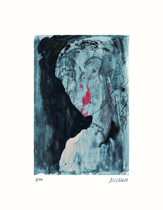 Gicleeprint von Armin Mueller-Stahl -Im Atelier- ein Gesicht taucht aus dem Dunkel auf, in kühlem Blaugrau, mit einem einzigen Akzent in leuchtendem Rot.