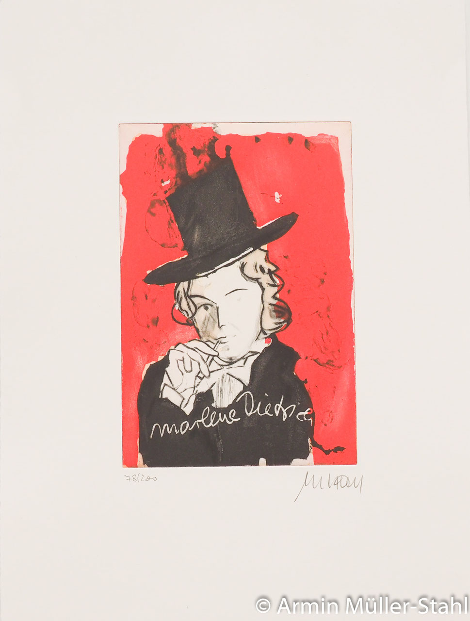 Radierung von Armin Mueller-Stahl -Marlene Dietrich - Portrait mit schwarzem Zylinder, weißes Revers, ein Blick über die Schulter, der Hintergrund Knallrot.