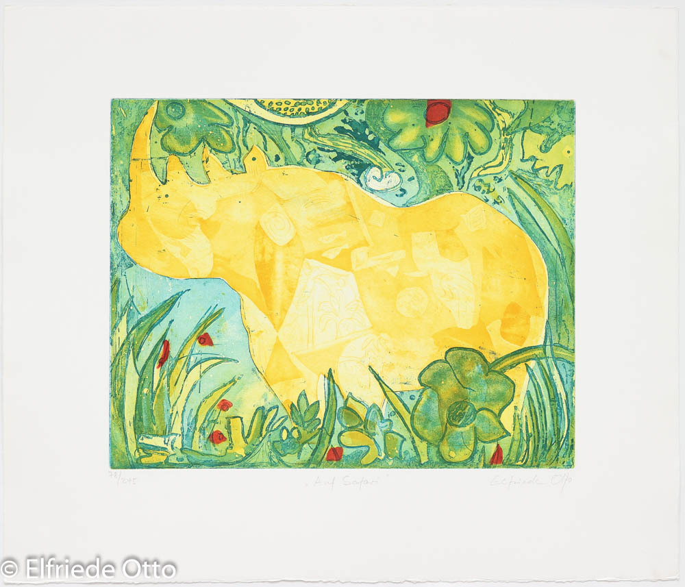 Radierung von Elfriede Otto -Auf Safari- Ein großes abstraktes Nashorn in strahlendem Gelb, eingebettet in üppiges Grün aus Blättern, Gräsern und tropischen Pflanzen .