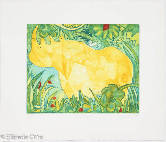 Radierung von Elfriede Otto -Auf Safari- Ein großes abstraktes Nashorn in strahlendem Gelb, eingebettet in üppiges Grün aus Blättern, Gräsern und tropischen Pflanzen .