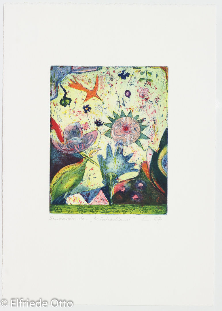 Farbenfrohe Radierung von Elfriede Otto -Im Märchenland- mit orangefarbenem Vogel oben links, drumherum große, fantastische Blumen vor zartgelbem Hintergrund.
