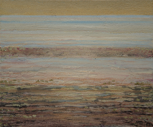 Gemälde von Folkert Rasch -Kleine Untiefe- kleines Querformat in gedeckten Erd- und Sandtönen, das Watt bei Ebbe zeigt sich in horizontalen Schichten aus Dunkelbraun, Beige, Hellblau, oben ein mattgelber Himmel überm Horizont.