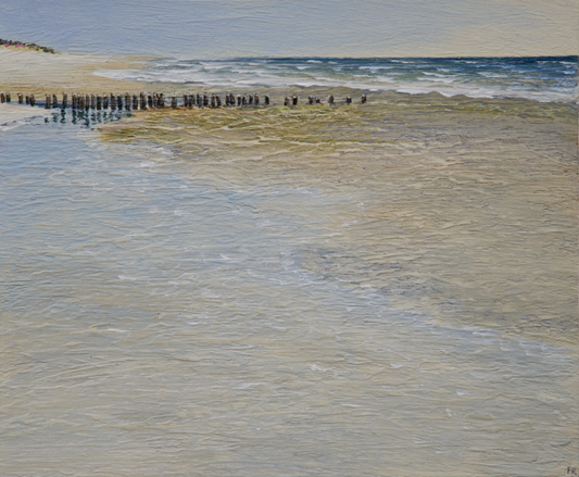 Gemälde von Folkert Rasch zeigt einen menschenleeren Strandabschnitt bei Ebbe, im Vordergrund flaches, spiegelndes Wasser über sandigem Grund, in der Mitte eine Sandbank mit einer Reihe alter Holzbuhnen.