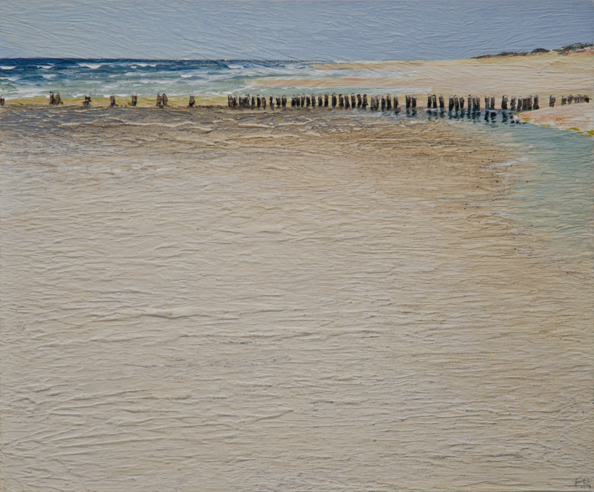 Gemälde von Folkert Rasch -Kleiner Strand XI- im Vordergrund feiner, strukturreicher Sand in warmen Beige- und Goldtönen, in der Mitte eine Sandbank mit einer langen Reihe alter Holzbuhnen, die sich bis in den rechten Bildrand zieht. Dahinter türkisblaues Wasser.