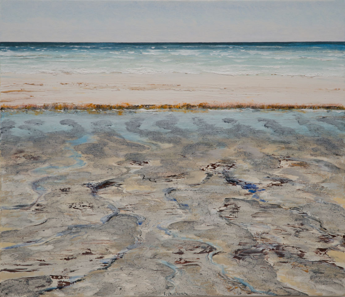 Gemälde von Folkert Rasch -Sandbank- im Vordergrund eine weite, strukturreiche Sandfläche mit Wasseradern, Schlickspuren und kleinen Pfuhlen in Grau, Blau und Beige. Ein schmaler Streifen Strandgras und Sand trennt das Watt vom Meer.