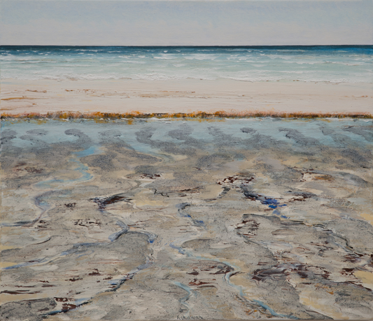 Gemälde von Folkert Rasch -Sandbank- im Vordergrund eine weite, strukturreiche Sandfläche mit Wasseradern, Schlickspuren und kleinen Pfuhlen in Grau, Blau und Beige. Ein schmaler Streifen Strandgras und Sand trennt das Watt vom Meer.