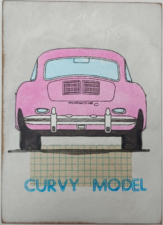 Objektkunst von Jan M. Petersen -curvy model- zeigt einen Porsche 356 C von hinten in leuchtendem Rosa, mit hellblauer Heckscheibe, auf hellem Grund. 