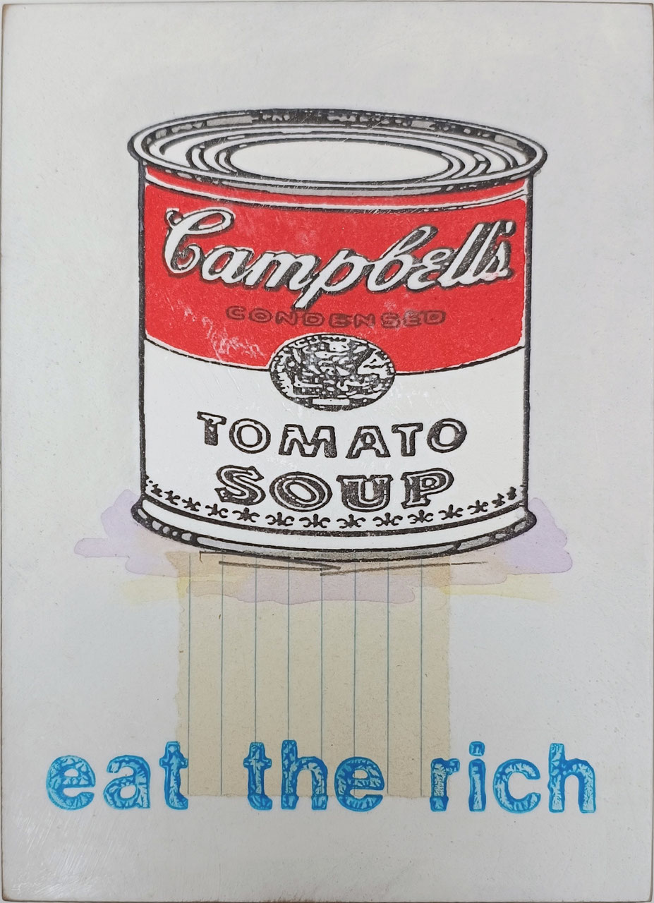 Objektkunst von Jan M. Petersen -eat the rich- Auf hellem Grund ist eine Campbell’s Tomato Soup-Dose abgebildet, darunter in blauer Schrift der Titel lesbar.