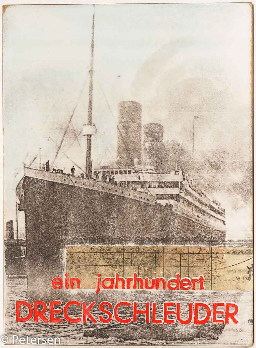 Objektkunst von Jan M. Petersen -ein jahrhundert dreckschleuder-  historisches Pressefoto eines großen Dampfschiffes in körniger Schwarz-Weiß-Optik füllt fast das ganze Format aus, Rauch aus den Schloten.