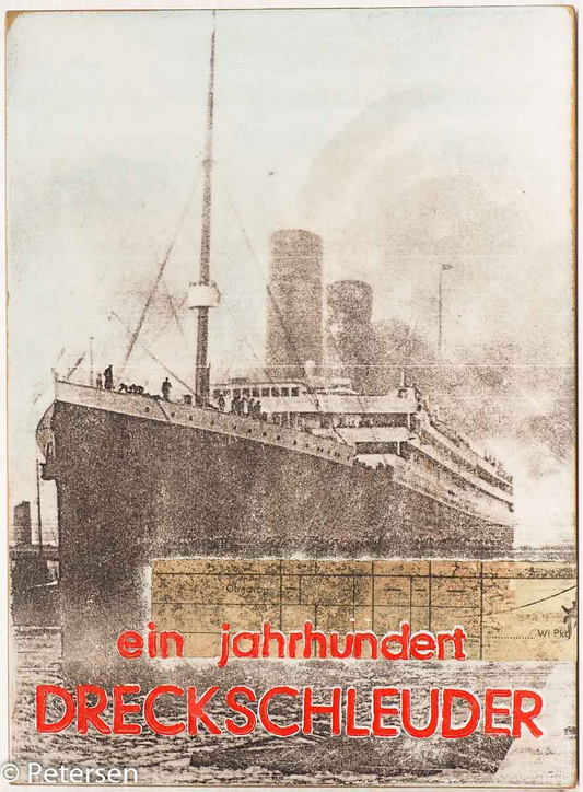 Objektkunst von Jan M. Petersen -ein jahrhundert dreckschleuder-  historisches Pressefoto eines großen Dampfschiffes in körniger Schwarz-Weiß-Optik füllt fast das ganze Format aus, Rauch aus den Schloten.