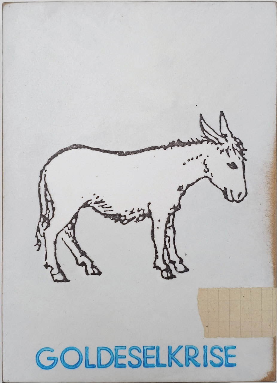 Objektkunst von Jan M. Petersen -goldeselkrise- Auf hellem Grund ein Esel in Seitenansicht mit schwarzen Linien gezeichtet, darunter in blauen Großbuchstaben der Titel des Bildes.