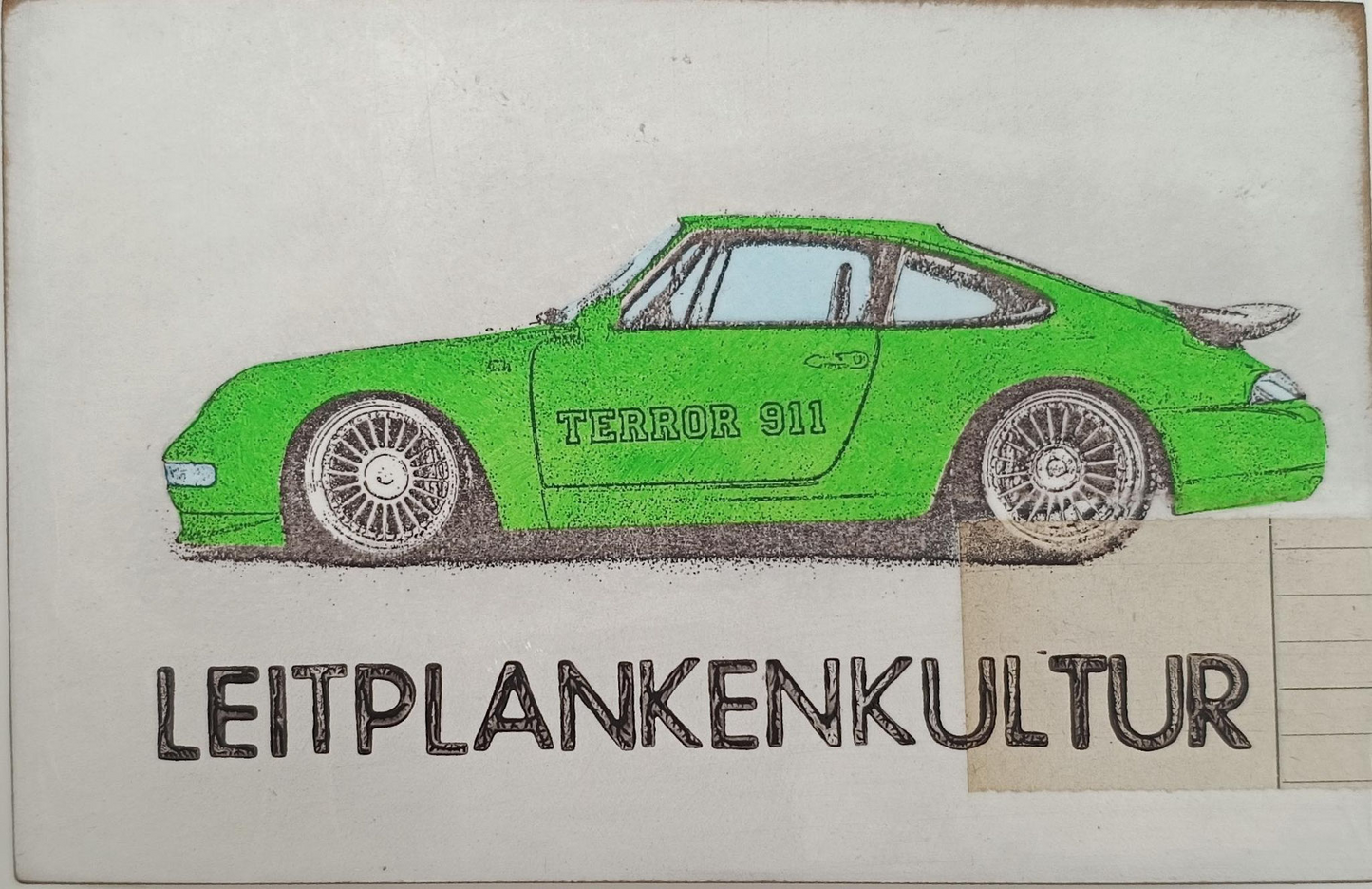 Objektkunst von Jan M. Petersen -Leitplankenkultur- zeigt einen knallgrünen Porsche auf dem "Terror 911" geschrieben steht.