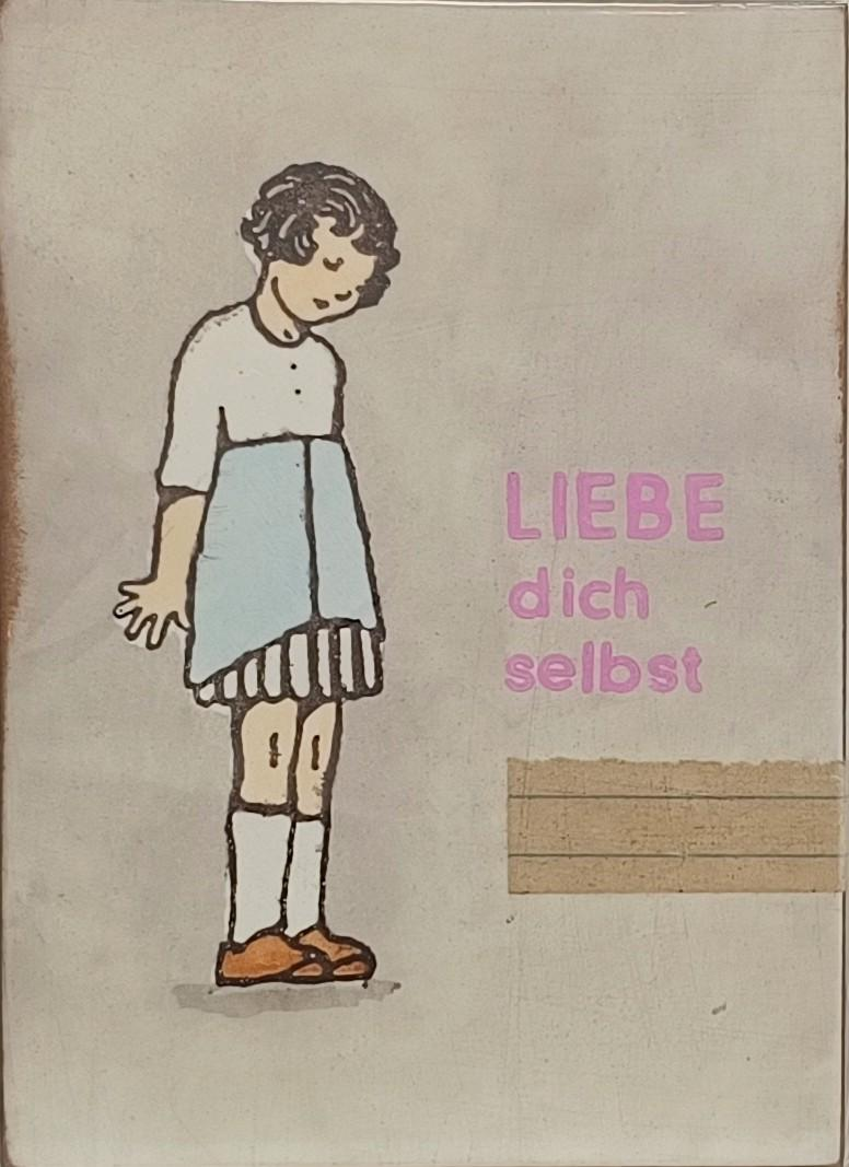 Objektkunst von Jan M. Petersen zeigt ein Mädchen, es blickt nach unten, rechts daneben der Titel LIEBE dich selbst in Rosa, dreizeilig.