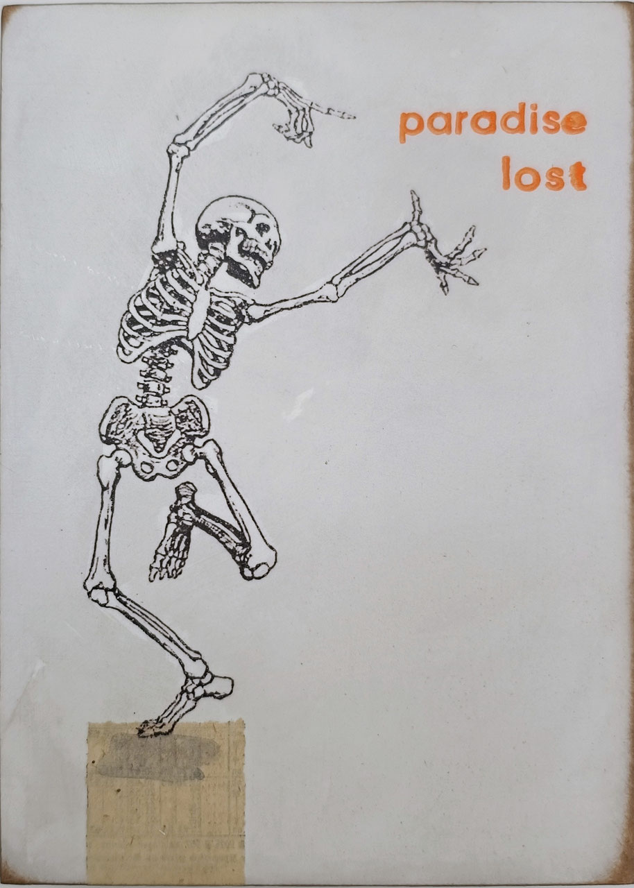 Objektkunst von Jan M. Petersen, auf hellem Grund ein tanzendes Skelett in dynamischer Pose, rechts oben der Titel -paradise lost- in leuchtendem Orange.
