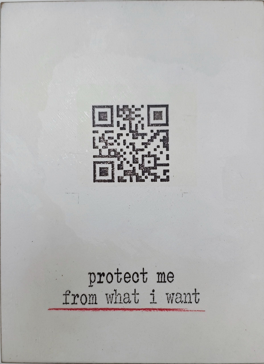 Objektkunst von Jan M. Petersen -auf hellem Grund ein großer QR-Code, leicht ungleichmäßig in der Textur, im unteren Bildbereich in Schreibmaschinentypografie zweizeilig der Titel -protect me from what i want.