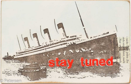 Objektkunst von Jan M. Petersen -stay tuned- auf hellem Grund ein sinkendes Großschiff, unten am Rumpf des Schiffes steht in roten Buchstaben der Bildtitel.