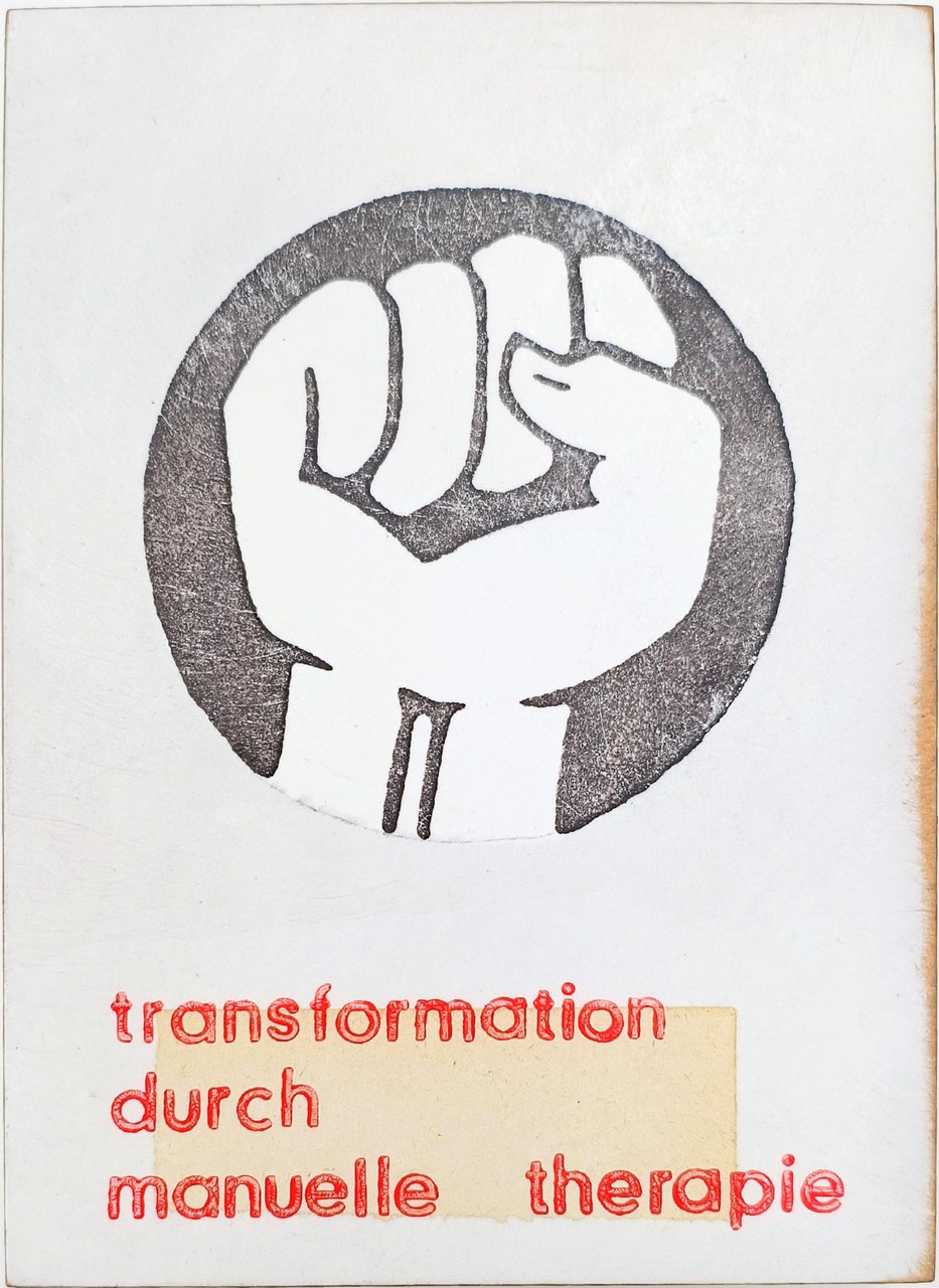 Jan M. Petersens Objekt zeigt eine geballte Faust in einem dunklen Kreis, darunter ein aufgeklebtes Papierelement und darüber der Bildtitel in roter Schrift: transformation durch manuelle therapie.