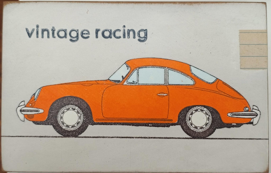 Objektkunst von Jan M. Petersen zeigt einen orangefarbenen Porsche 356 im Profil auf hellem Grund, die geschwungene Coupé-Silhouette des Klassikers füllt das Querformat, oben links der Titel -vintage racing- in grauer Schrift. 