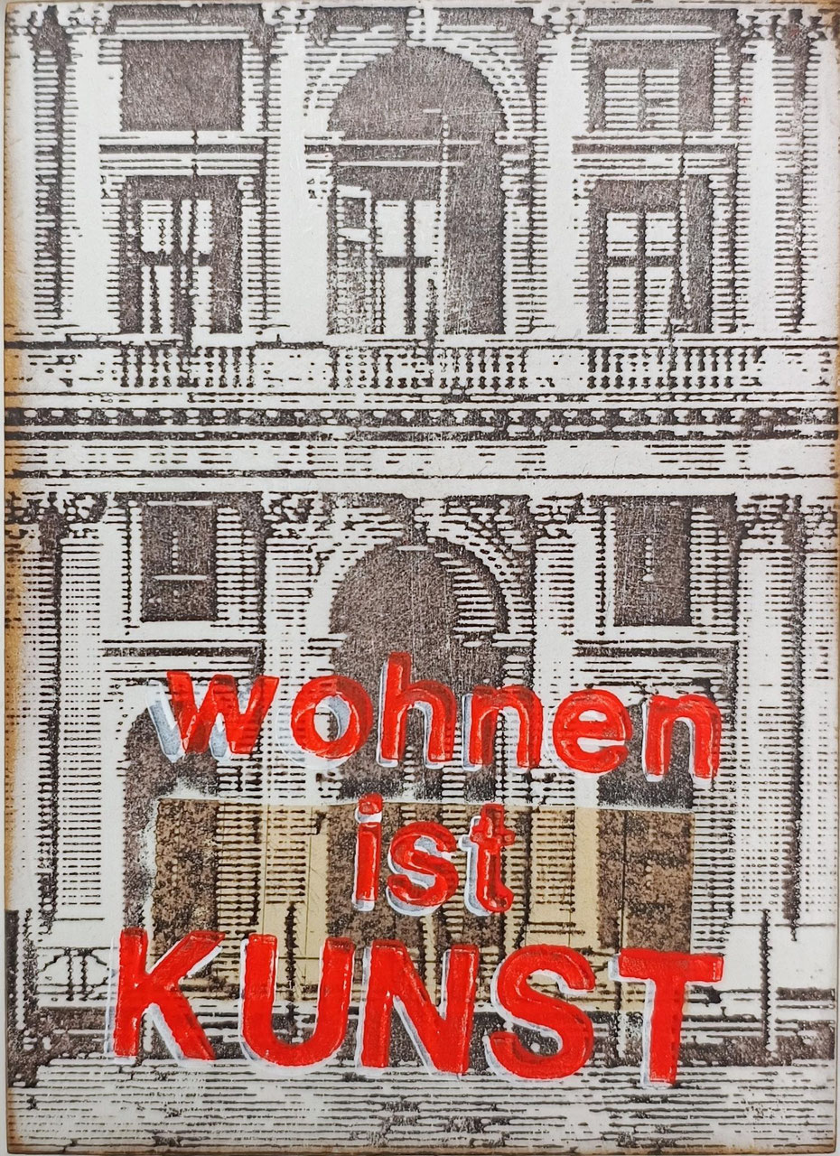 Das Objekt von Jan M. Petersen zeigt eine gründerzeitliche Fassade, gedruckt in Schwarz-Weiß, sie füllt die gesamte Bildfläche darunter in roten Buchstaben: wohnen ist KUNST. 