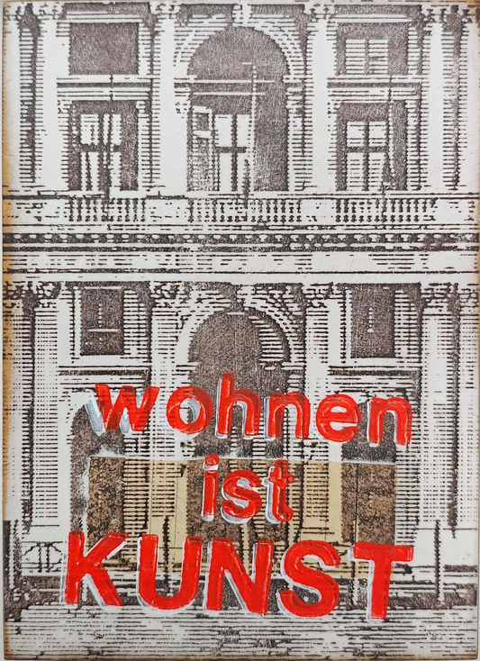 Das Objekt von Jan M. Petersen zeigt eine gründerzeitliche Fassade, gedruckt in Schwarz-Weiß, sie füllt die gesamte Bildfläche darunter in roten Buchstaben: wohnen ist KUNST. 