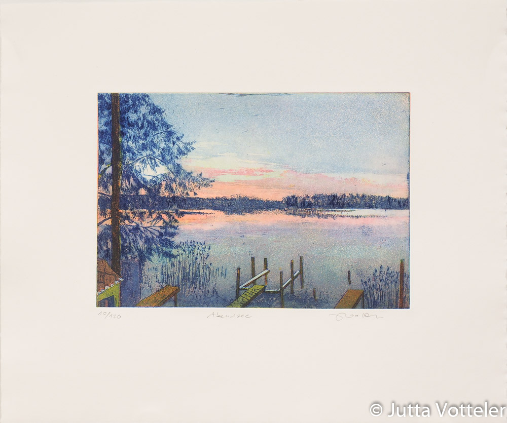 Radierung von Jutta Votteler -Abendsee- Das Wasser spiegelt den rosa-violetten Abendhimmel, ein Holzsteg führt ins Schilf, ein alter Baum rahmt die Szene links.