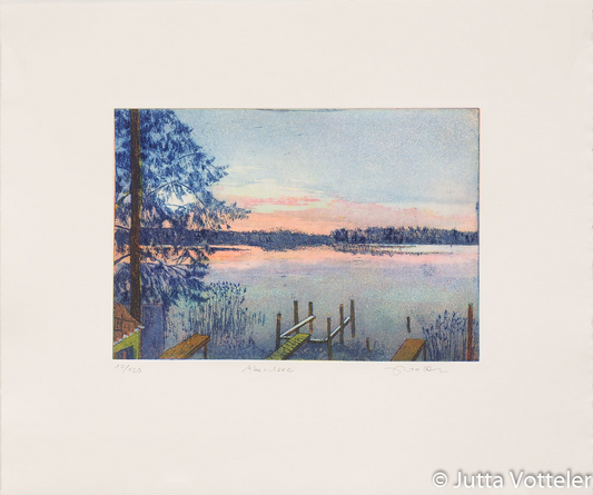 Radierung von Jutta Votteler -Abendsee- Das Wasser spiegelt den rosa-violetten Abendhimmel, ein Holzsteg führt ins Schilf, ein alter Baum rahmt die Szene links.