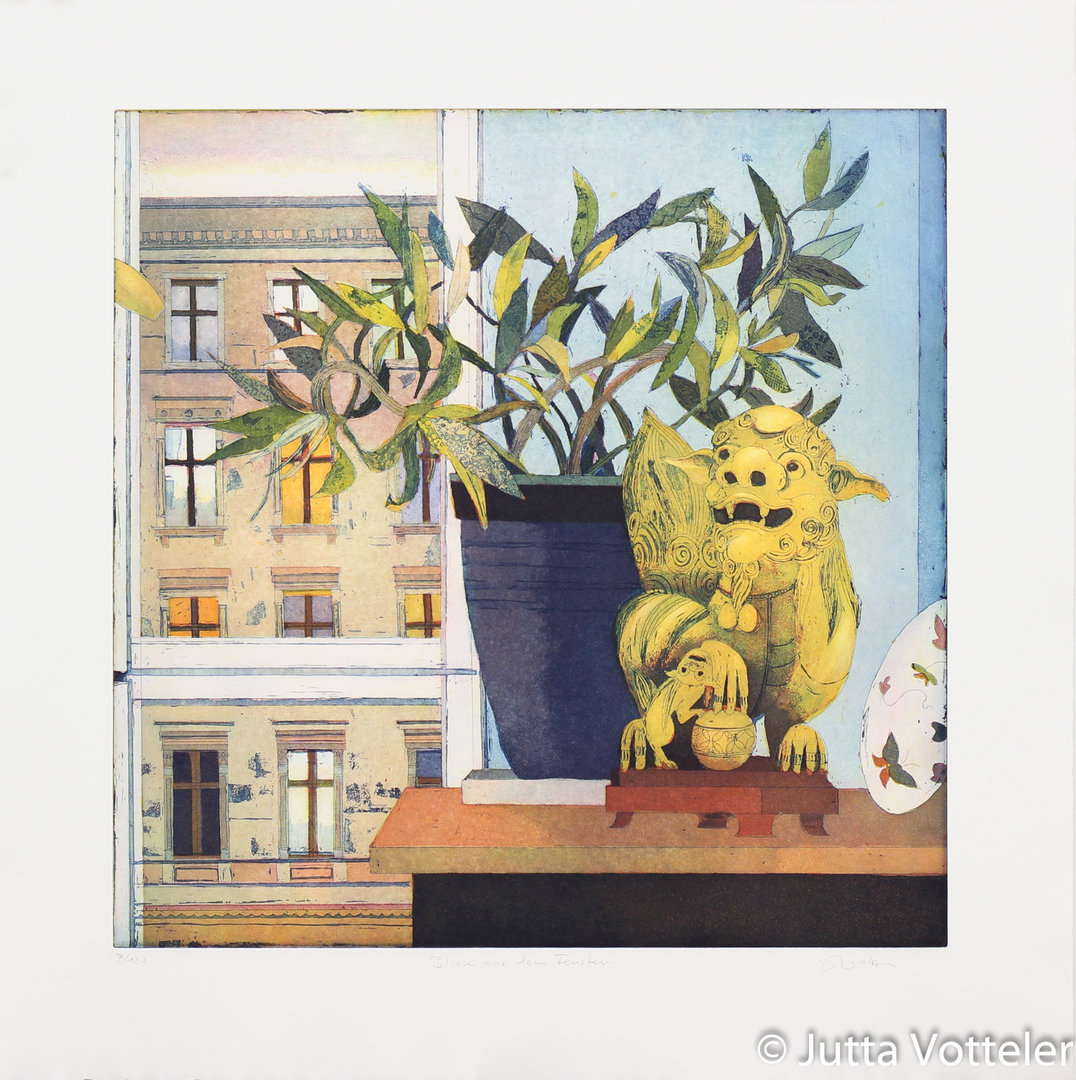 Jutta Votteler Radierung -Blick aus dem Fenster- Auf einer Fensterbank stehen ein goldener chinesischer Fo-Hund und ein Olivenzweig im dunkelblauen Topf – dahinter, durch das geöffnete Fenster, eine Gründerzeitfassade im Abendlicht.