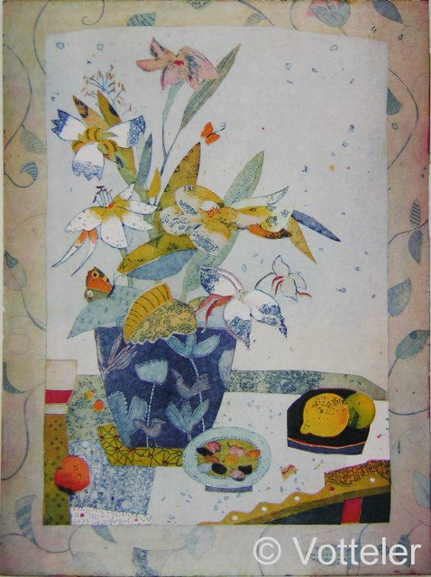 Farbradierung -Blütensilber- von Jutta Votteler, ein opulentes Blumenstillleben, Weiße Lilien und Narzissen drängen aus einem blau-weißen Krug, umgeben von Schmetterlingen, einer Orange, Zitronen und einem kleinen Teller mit Früchten.