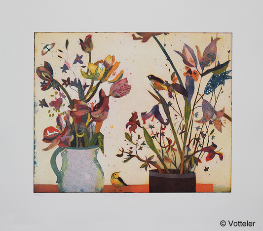 Farbradierung -Frühlingsblumen- von Jutta Votteler, zwei Vasen, randvoll mit Frühlingsblumen, Links ein weißer Krug mit Tulpen in Rot, Gelb und Lila, rechts ein dunkler Topf mit schlanken Blüten – und überall dazwischen kleine Vögel und Schmetterlinge