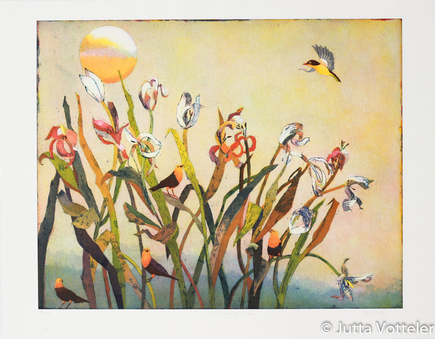 Farbradierung -Im Tulpengarten- von Jutta Votteler, Tulpen recken sich einem goldenen Abendhimmel entgegen, eine leuchtende Sonne steht links oben, kleine bunte Vögel bevölkern die Stiele und Blätter, einer fliegt frei durch den Bildraum.