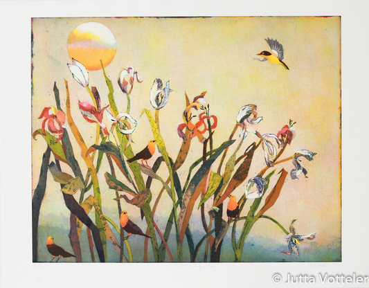 Farbradierung -Im Tulpengarten- von Jutta Votteler, Tulpen recken sich einem goldenen Abendhimmel entgegen, eine leuchtende Sonne steht links oben, kleine bunte Vögel bevölkern die Stiele und Blätter, einer fliegt frei durch den Bildraum.