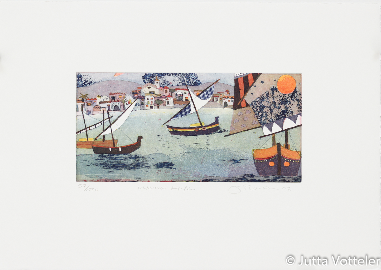 Farbradierung von Jutta Votteler-Kleiner Hafen- drei bunte Segelboote schaukeln in einem mediterranen Hafen, weiße Häuser säumen die Küstenlinie, eine orangerote Sonne steht über dem Wasser, und die Segel leuchten in Schwarz, Weiß und Rot.