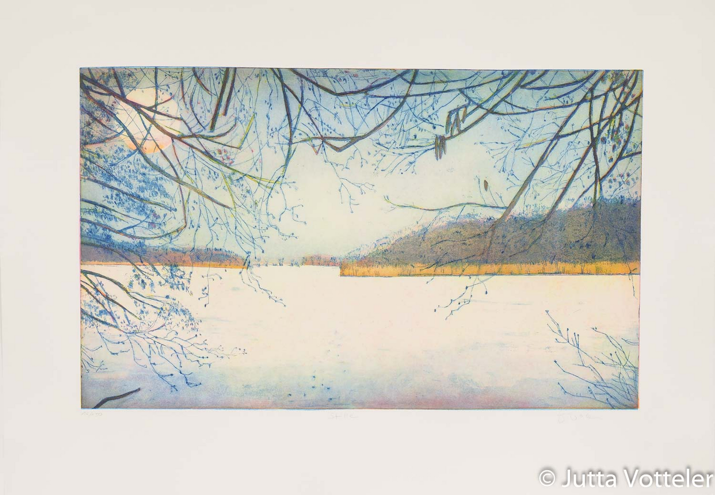 Farbradierung von Jutta Votteler -Stille- ein zugefrorener See im Winter, durch ein Geflecht kahler Äste fällt der Blick auf die weiße Eisfläche, dahinter goldenes Schilf und ein bewaldeter Hügel im blauen Dämmerlicht. 